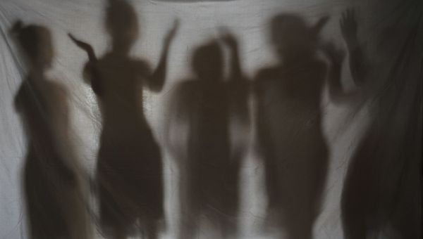 The shadows of five teenage girls rescued from a cyber sex (File) - Sputnik International