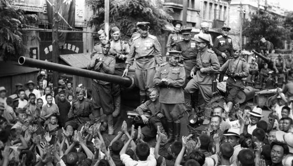 Soviet tank unit meets residents of Chinese city of Dalian after their liberation from Japanese occupation. 1945. - Sputnik International