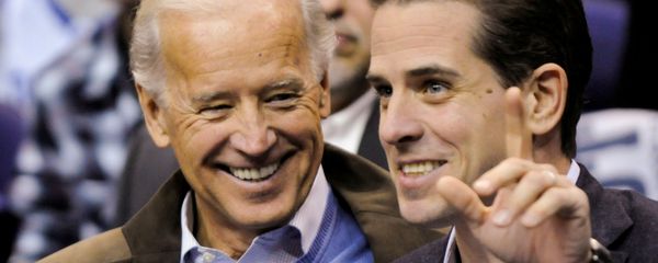 U.S. Vice President Joe Biden and his son Hunter Biden attend an NCAA basketball game between Georgetown University and Duke University in Washington, U.S., January 30, 2010. U.S. Vice President Joe Biden and his son Hunter Biden attend an NCAA basketball game between Georgetown University and Duke University in Washington, U.S., January 30, 2010. - Sputnik International