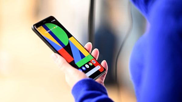 A woman holds tthe Google Pixel 4 phone during a Google product launch event called 'Made by Google 19' in New York City on October 15, 2019 - Sputnik International