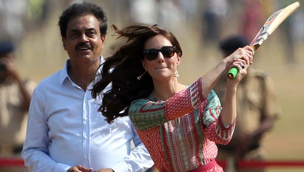 Former Indian cricketer Dilip Vengsarkar looks on as Catherine, Duchess of Cambridge (R) and Britain's Prince William, Duke of Cambridge play a game of cricket with Indian children who are beneficiaries of NGO's at The Oval Maidan in Mumbai on April 10, 2016 - Sputnik International