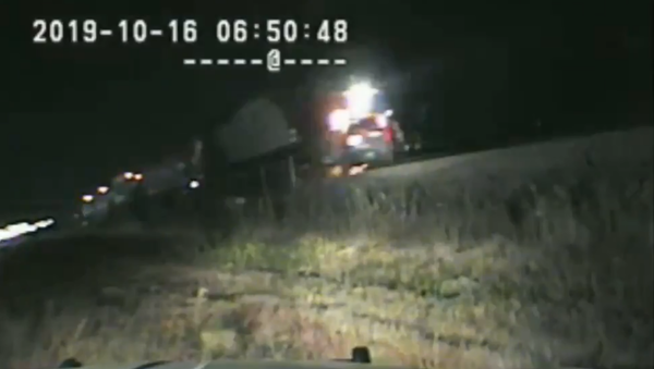 Dashcam footage captures moment Utah Trooper Ruben Correa pulled an unconscious driver from his vehicle seconds before a train crashed into it earlier this week. - Sputnik International