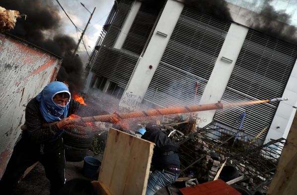 A demonstrator fires a homemade weapon during a protest against Ecuador's President Lenin Moreno's austerity measures in Quito, Ecuador October 12, 2019.   - Sputnik International