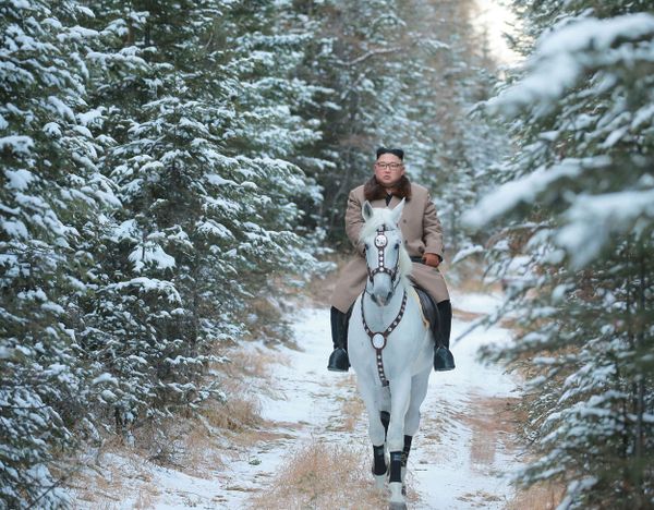 This undated picture released by Korean Central News Agency on October 16, 2019 shows North Korean leader Kim Jong Un riding a white horse amongst the first snow at Mouth Paektu.  - Sputnik International