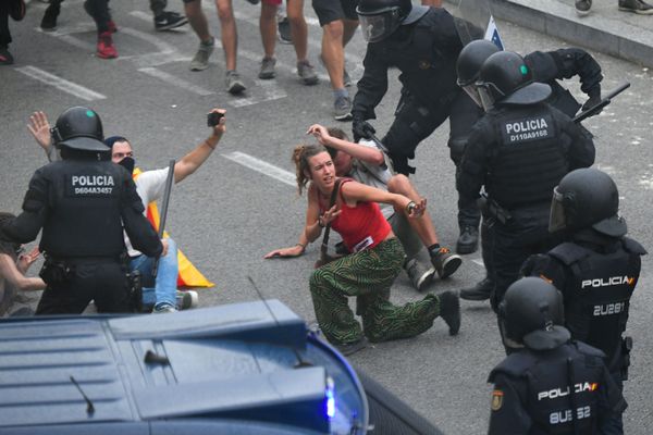Protesters clash with Spanish policemen outside El Prat airport in Barcelona on October 14, 2019 as thousands of angry protesters took to the streets after Spain's Supreme Court sentenced nine Catalan separatist leaders to between nine and 13 years in jail for sedition over the failed 2017 independence bid. As the news broke, demonstrators turned out en masse, blocking streets in Barcelona and elsewhere as police braced for what activists said would be a mass response of civil disobedience.  - Sputnik International