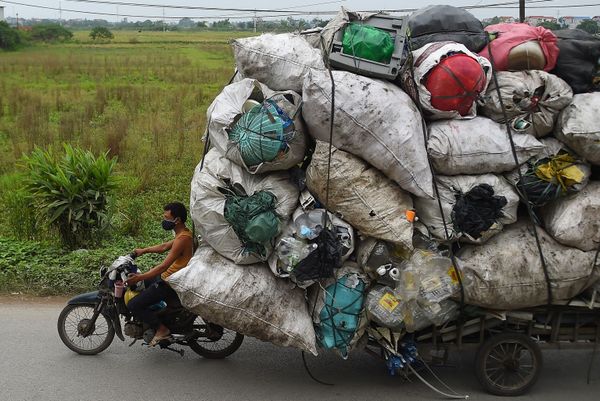 Waste collectors transport plastic scrap for recycling in the suburbs of Hanoi on October 15, 2019. - Sputnik International
