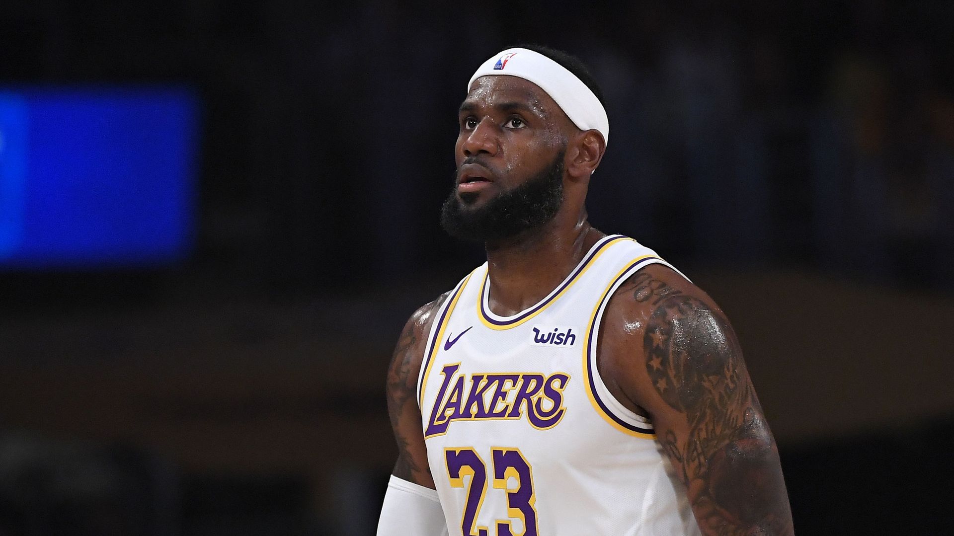 Los Angeles Lakers forward LeBron James looks on during the first half of a preseason NBA basketball game against the Golden State Warriors Wednesday, Oct. 16, 2019, in Los Angeles Los Angeles Lakers forward LeBron James looks on during the first half of a preseason NBA basketball game against the Golden State Warriors Wednesday, Oct. 16, 2019, in Los Angeles - Sputnik International, 1920, 22.04.2021