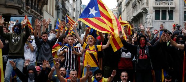 Protesters shout slogans as they gather in Via Laietana in Barcelona, on October 18, 2019 Protesters shout slogans as they gather in Via Laietana in Barcelona, on October 18, 2019 - Sputnik International
