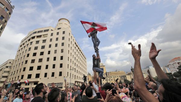 Lebanese demonstrators gather during a mass protest in the centre of the capital Beirut on October 18, 2019 - Sputnik International