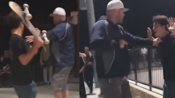 Unnamed investigator with the Orange County Sheriff's Department allegedly pulled his weapon on a teen at a California skate park - Sputnik International