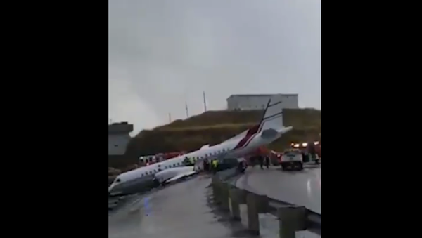 One Dead, 11 Injured After Plane Overshoots Alaska Runway - Sputnik International