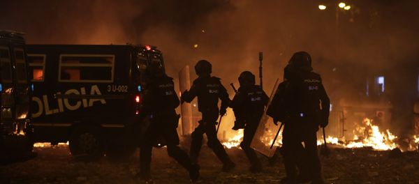 Police take position by burning barricades on the fifth day of protests over the conviction of a dozen Catalan independence leaders in Barcelona, Spain, Friday, Oct. 18, 2019. Police take position by burning barricades on the fifth day of protests over the conviction of a dozen Catalan independence leaders in Barcelona, Spain, Friday, Oct. 18, 2019. - Sputnik International
