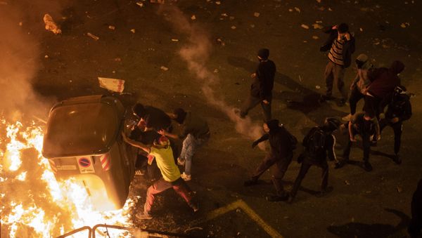 Protesters make barricades during clashes with police in Barcelona, Spain, Friday, Oct. 18, 2019. Protesters make barricades during clashes with police in Barcelona, Spain, Friday, Oct. 18, 2019. - Sputnik International