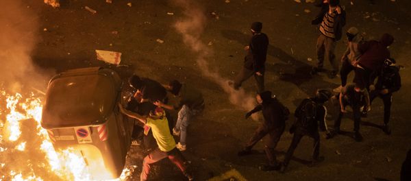 Protesters make barricades during clashes with police in Barcelona, Spain, Friday, Oct. 18, 2019. Protesters make barricades during clashes with police in Barcelona, Spain, Friday, Oct. 18, 2019. - Sputnik International