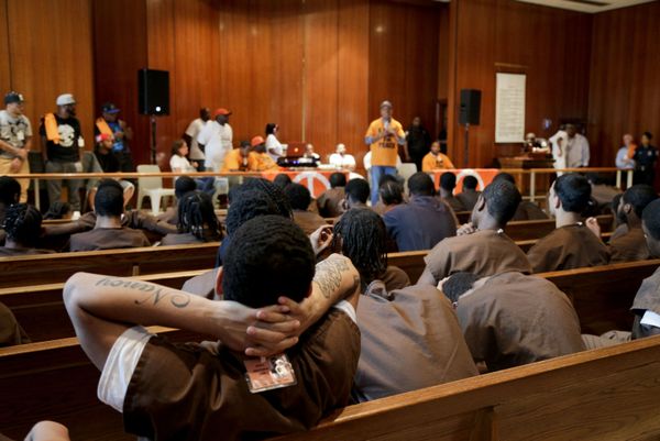 Inmates at the Rikers Island juvenile detention centre listen as Def Jam co-founder Russell Simmons speaks, Thursday, July 31, 2014, at the facility in New York. Simmons, founder of the RushCard Keep the Peace initiative, was accompanied by L.L. Cool J and other entertainers to the detention centre to offer advice to the inmates on reducing violence in their neighbourhoods.  - Sputnik International