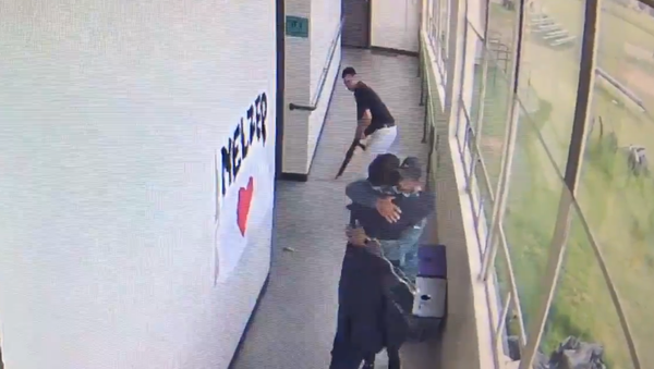 Coach Keanon Lowe disarming Parkrose High School gunman Angel Granados-Diaz - Sputnik International