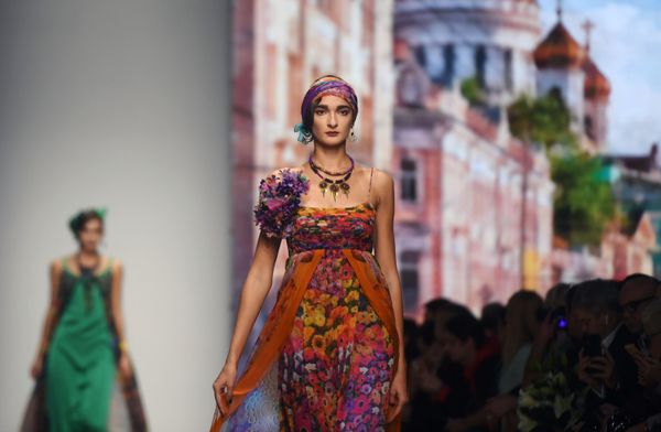 Cosmic Chic and Russian Motifs: Mercedes-Benz Fashion Week in Moscow - Sputnik International