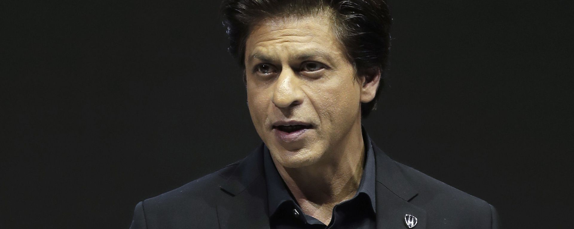 Indian actor Shah Rukh Khan delivers a speech when receiving a Crystal Award during a ceremony on the eve of annual meeting of the World Economic Forum in Davos, Switzerland, Monday, Jan. 22, 2018 Indian actor Shah Rukh Khan delivers a speech when receiving a Crystal Award during a ceremony on the eve of annual meeting of the World Economic Forum in Davos, Switzerland, Monday, Jan. 22, 2018 - Sputnik International, 1920, 20.11.2019