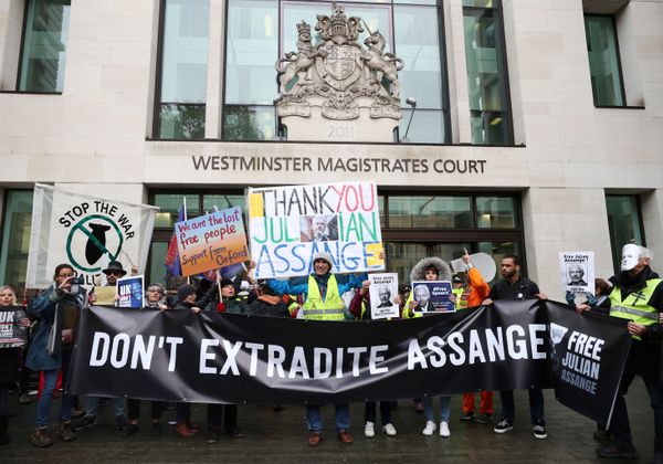 Julian Assange Shows All the Symptoms of a Torture Victim - Human Rights Activist - Sputnik International