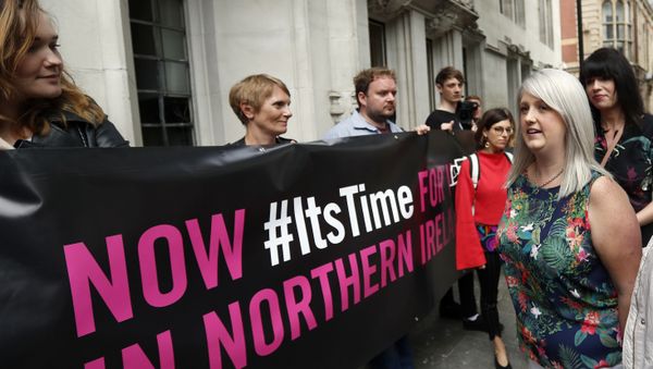 Pro-choice activist Sarah Ewart (right) at the UK Supreme Court in London - Sputnik International