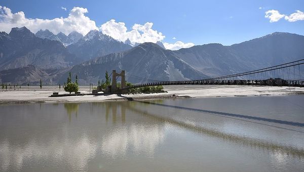 Saling bridge helps you to cross over the Shyok river  - Sputnik International