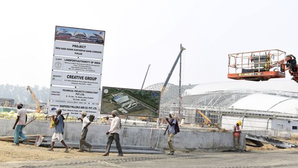 Laborers arrive to work at the Indian side of the under-construction Kartarpur Sahib Corridor  for Sikh pilgrims in Dera Baba Nanak, India, Wednesday, Oct. 16, 2019.  - Sputnik International