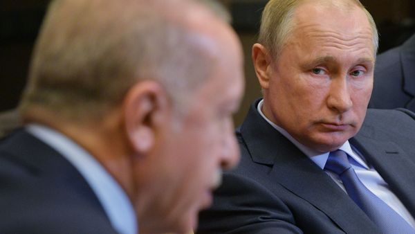Russian President Vladimir Putin listens to his Turkish counterpart Recep Tayyip Erdogan during their meeting in the Black Sea resort of Sochi, Russia - Sputnik International