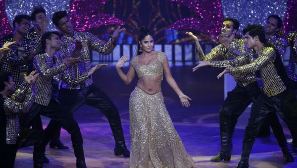 Bollywood actress Katrina Kaif , center, performs during the 20th International Indian Film Academy (IIFA) awards ceremony in Mumbai, India, Wednesday, Sept. 18, 2019 - Sputnik International