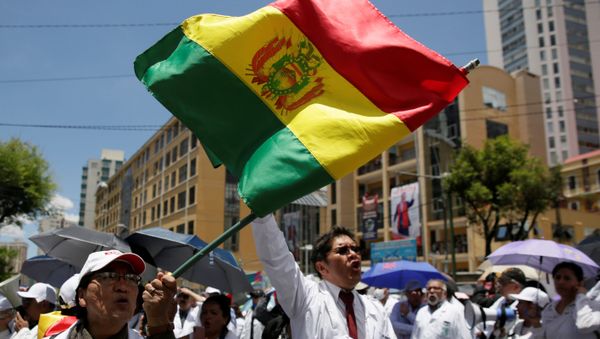 Doctors protest in front of the national electoral computing center in La Paz, Bolivia, October 22, 2019. REUTERS/David Mercado - Sputnik International