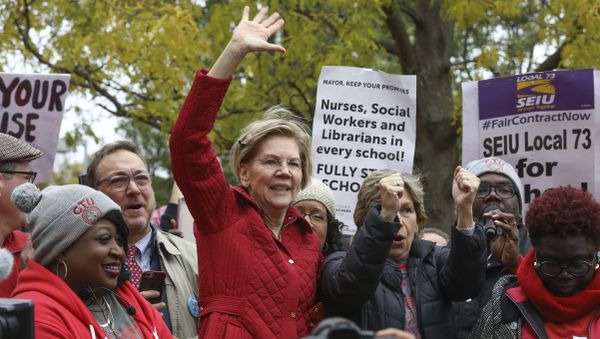 Democratic presidential candidate Elizabeth Warren calls for people across the country to support striking Chicago teachers after joining educators picketing outside an elementary school, Tuesday, Oct. 22, 2019, in Chicago. (AP Photo/Teresa Crawford) Democratic presidential candidate Elizabeth Warren calls for people across the country to support striking Chicago teachers after joining educators picketing outside an elementary school, Tuesday, Oct. 22, 2019, in Chicago. (AP Photo/Teresa Crawford) - Sputnik International
