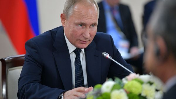 Russian President Vladimir Putin talks to Algerian President Abdelkader Bensalah during a meeting on the sidelines of the 2019 Russia-Africa Summit and Economic Forum in Sochi, Russia. - Sputnik International