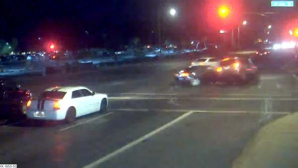Dramatic traffic footage released by the City of Phoenix Police Department captures family's near-death experience after driver runs red light. - Sputnik International