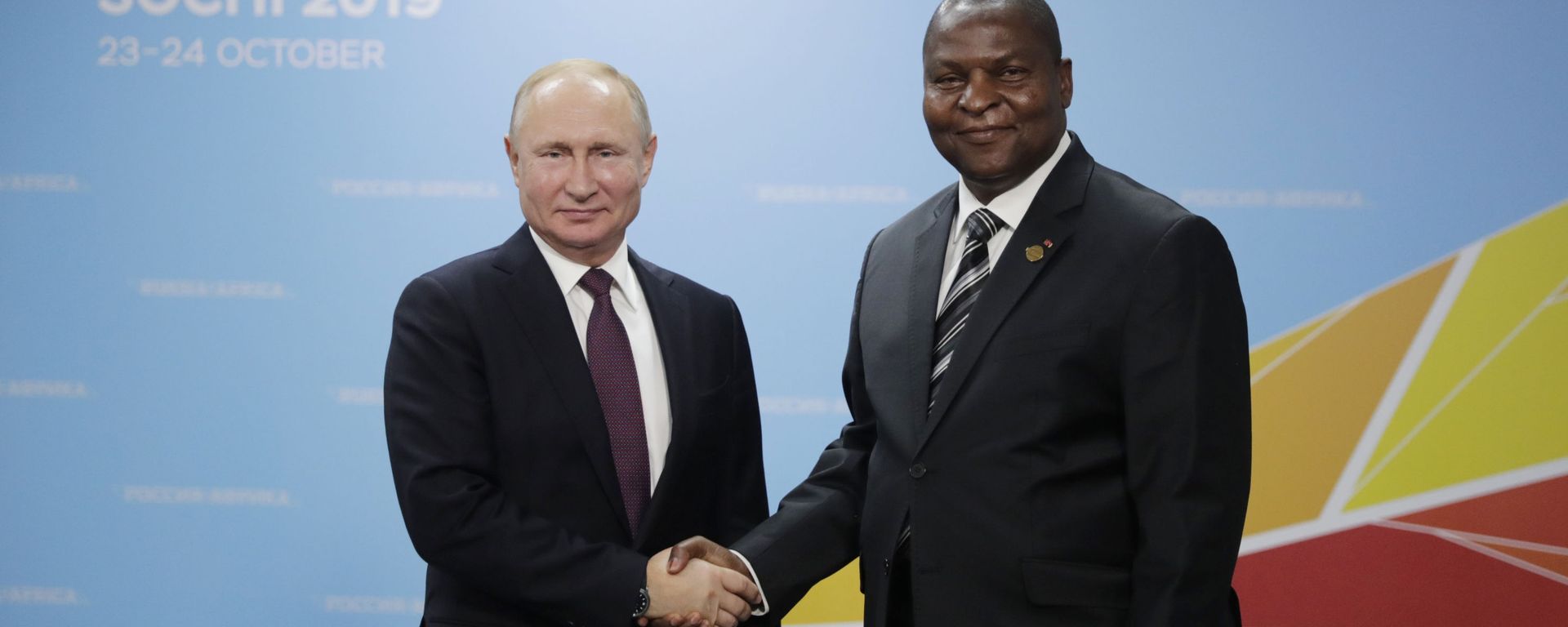 Russian President Vladimir Putin and Central African Republic President Faustin Archange Touadera shake hands as they pose for a photo prior to their meeting at the 2019 Russia-Africa Summit and Economic Forum in Sochi, Russia - Sputnik International, 1920, 18.11.2022