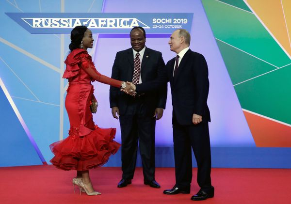 Russian President Vladimir Putin welcomes King of Eswatini Mswati III and his spouse for the Russia-Africa summit in Sochi on 23 October. Russian President Vladimir Putin welcomes King of Eswatini Mswati III and his spouse for the Russia-Africa summit in Sochi on 23 October. - Sputnik International