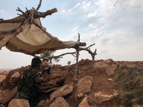A Syrian military man occupies a position in Syria's north-west A Syrian military man occupies a position in Syria's north-west - Sputnik International
