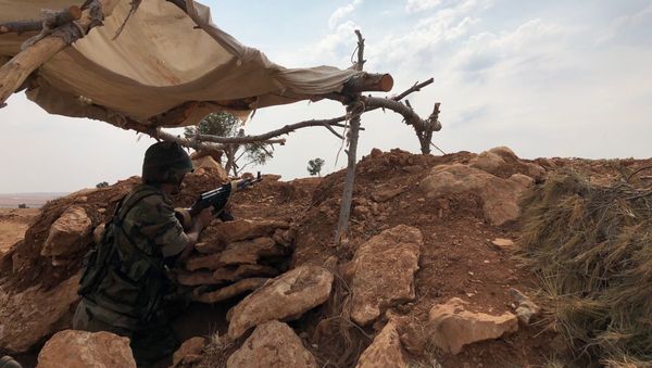 A Syrian military man occupies a position in Syria's north-west A Syrian military man occupies a position in Syria's north-west - Sputnik International