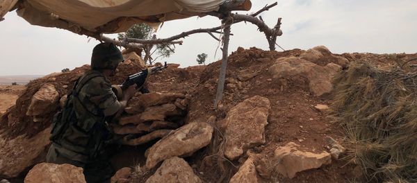 A Syrian military man occupies a position in Syria's north-west - Sputnik International