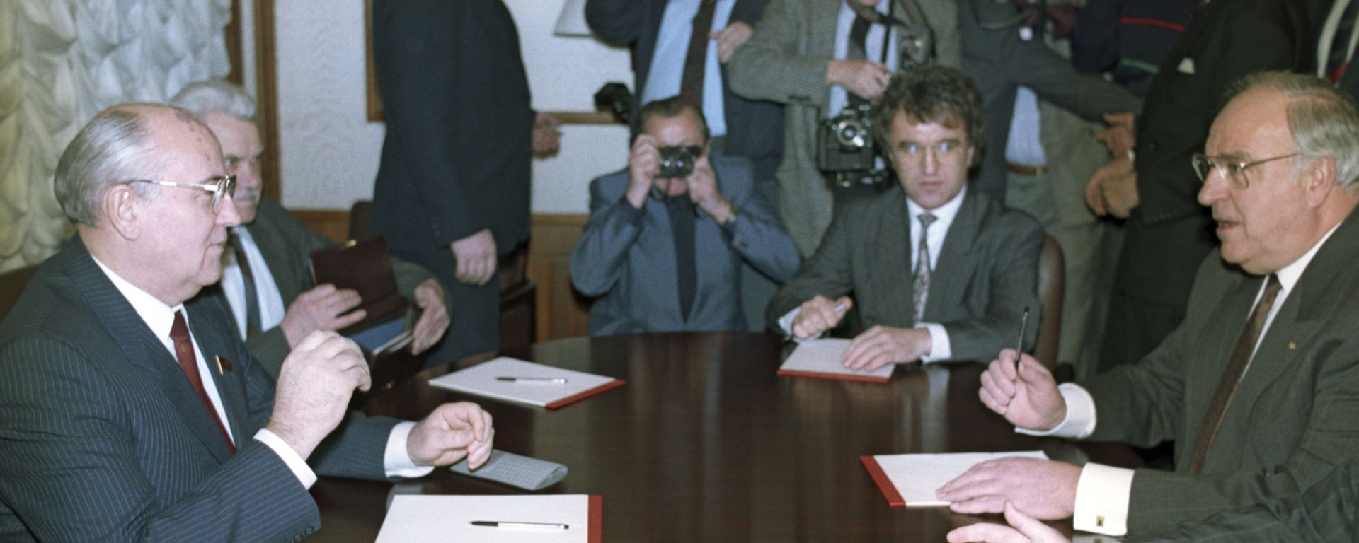 Soviet leader Mikhail Gorbachev and West German Chancellor Helmut Kohl in negotiations, 1990. - Sputnik International, 1920, 21.02.2022