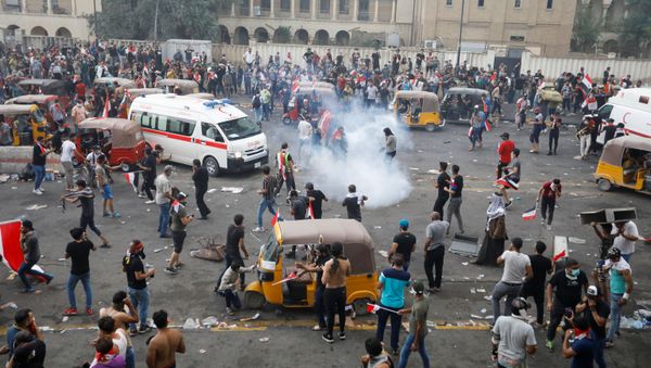 Demonstrators disperse as Iraqi Security forces use tear gas during a protest over corruption, lack of jobs, and poor services, in Baghdad, Iraq October 25, 2019 - Sputnik International