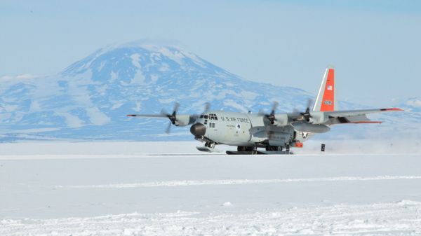 An LC-130 Skibird from the New York Air National Guard's 109th Airlift Wing in Scoita, New York, at Camp Raven, Greenland, on June 28, 2016 - Sputnik International