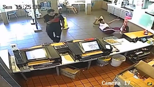 Surveillance footage captures the moment that former McDonald's manager Nashawnda Johnson throws a blender at customer Britany Price after the diner throws food at her. - Sputnik International