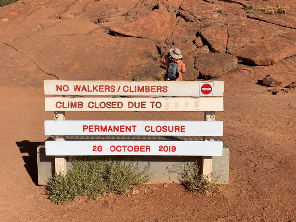 Tourists Flock to Australia’s Uluru Ahead of Climbing Ban to Protect Sacred Monolith - Sputnik International