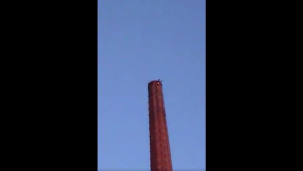 Some clown has climbed to the top of dixons chimney - Sputnik International
