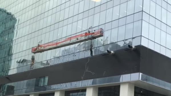 Powerful Canadian Winds Send Window Washers Crashing Into Skyscraper - Sputnik International