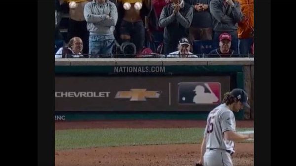 Women flash Houston Astros pitcher during Game 5 of the World Series - Sputnik International