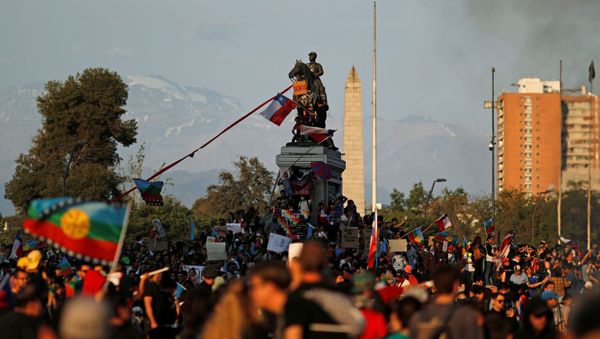 Demonstrators protest against Chile's state economic model in Santiago, Chile October 26, 2019 - Sputnik International