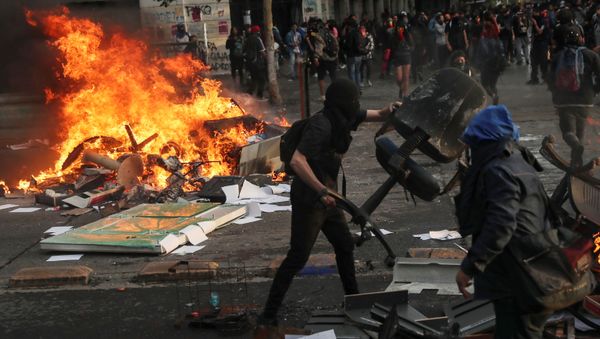 Demonstrators build a barricade during an anti-government protest in Santiago, Chile October 29, 2019 - Sputnik International
