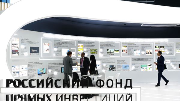 People visit the stand of the Russian Direct Investment Fund (RDIF) during the St. Petersburg International Economic Forum (SPIEF)  - Sputnik International