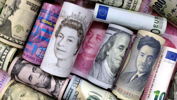 Euro, Hong Kong dollar, U.S. dollar, Japanese yen, pound and Chinese 100 yuan banknotes are seen in this picture illustration, January 21, 2016. Euro, Hong Kong dollar, U.S. dollar, Japanese yen, pound and Chinese 100 yuan banknotes are seen in this picture illustration, January 21, 2016. - Sputnik International