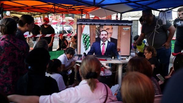 Protestors watch a television broadcast of Lebanon's Prime Minister Saad al-Hariri speaking, in Sidon, Lebanon - Sputnik International
